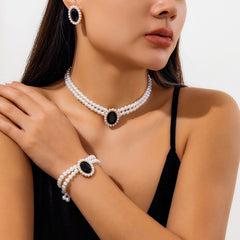 French elegant pearl necklace set with light