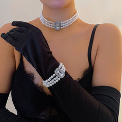 French elegant pearl necklace set with light