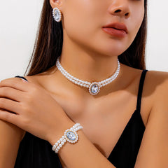 French elegant  pearl necklace set with light